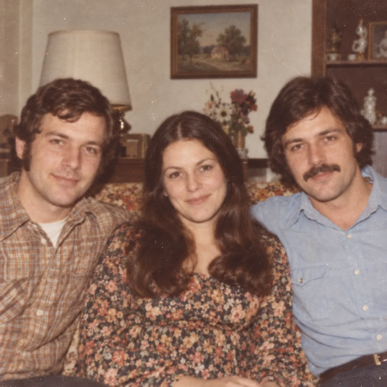 Revnet og falmet historisk foto før digital restaurering
